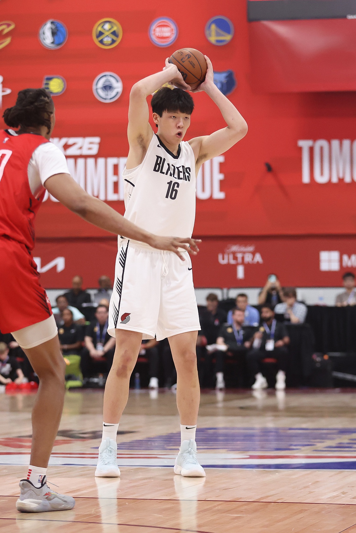 kaiyun-杨瀚森夏季联赛失误频出主因队友配合不足 常规赛表现有望显著提升