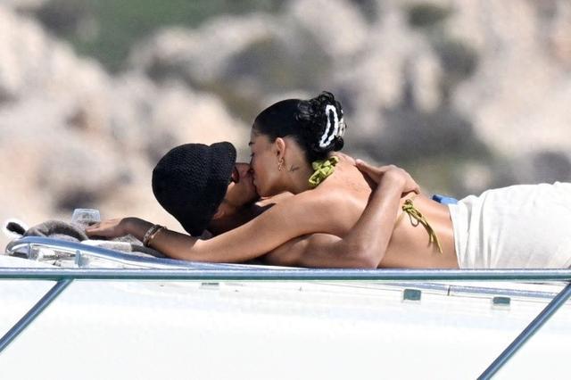 开云体育APP下载-打得火热🥰太阳报：贝林与女友在游艇热吻 游艇租金每周25000镑