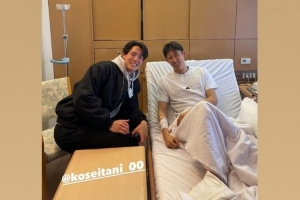 开云-日本门将谷晃生看望伊藤洋辉，后者社媒晒合照：距离复出又近一步